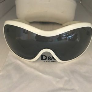 D&G sunglasses includes case and cleaning cloth